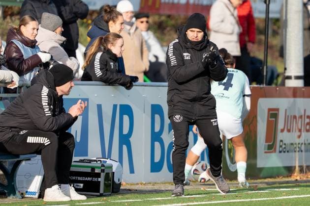 21 11 2025, Football, 2 Womens Bundesliga, 2025 2026, Matchday 11, SG 99 Andernach VfR Schwarz Weiss Warbeyen 1945 e V Head coach Sandro Scuderi Warbeyen cheers almost every scene of his players