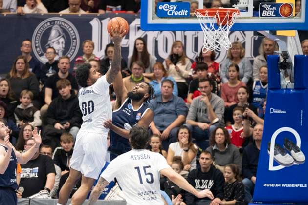 EasyCredit Basketball Bundesliga 2025 2026 Syntainics MBC vs MLP Academics Heidelberg Halle Saale, Germany November 22, 2025 In the picture from left in duel Marcus Weathers Heidelberg and Gunn RJ Weissenfels Weissenfels Stadthalle Weissenfels Sachsen Anhalt Germany