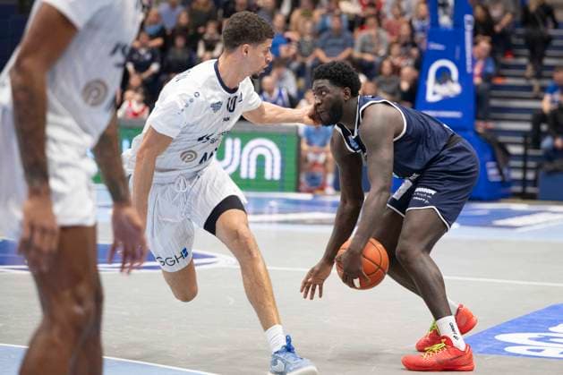 EasyCredit Basketball Bundesliga 2025 2026 Syntainics MBC vs MLP Academics Heidelberg Halle Saale, Germany November 22, 2025 In the picture from left Samuell Williamson Heidelberg and Thomas Khyri Weissenfels Weissenfels Stadthalle Weissenfels Sachsen Anhalt Germany