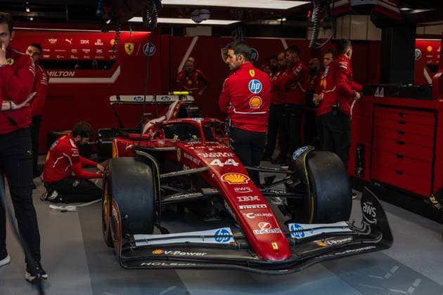 Formula 1 Heineken Las Vegas Grand Prix 2025 Thomas Cerato OVERTAKE MAXPPP - Las Vegas 22 11 2025 garage, box Scuderia Ferrari HP with mechanics at the Formula 1 Heineken Las Vegas Grand Prix 2025, the 22nd round of the 2025 FIA Formula 1 World Championship, WM, Weltmeisterschaft held on the Las Vegas Strip Circuit in Las Vegas, Nevada, United States, from 19 to 22 November 2025. Las Vegas Las Vegas Strip Circuit United States  Copyright: xOVERTAKE MAXPPPxThomasxCeratox OVT202511225074 OVT202511225074