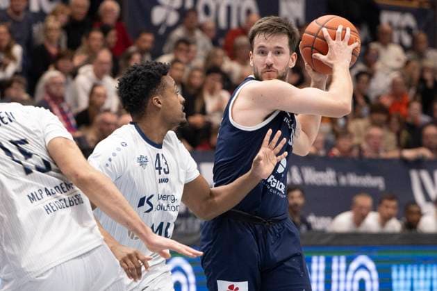EasyCredit Basketball Bundesliga 2025 2026 Syntainics MBC vs MLP Academics Heidelberg Halle Saale, Germany November 22, 2025 In the picture from left in the duel Eric Reed Jr Heidelberg and Reaves Spencer Weissenfels Weissenfels Stadthalle Weissenfels Sachsen Anhalt Germany