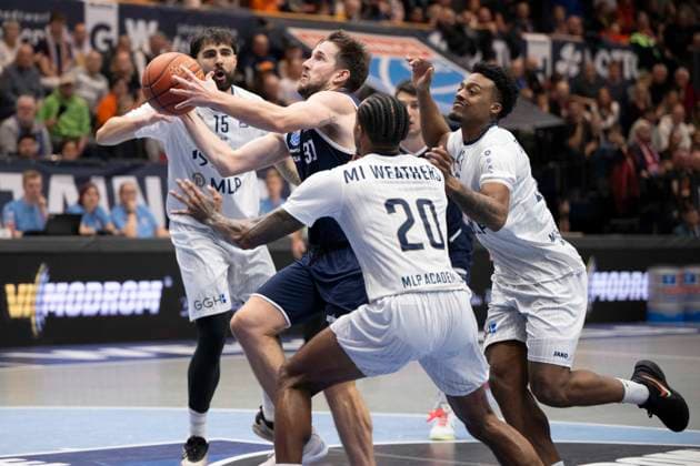 EasyCredit Basketball Bundesliga 2025 2026 Syntainics MBC vs MLP Academics Heidelberg Halle Saale, Germany November 22, 2025 In the picture from left Marcel Kessen Heidelberg , Reaves Spencer Weissenfels , Michael Weathers Heidelberg and Eric Reed Jr Heidelberg Weissenfels Stadthalle Weissenfels Sachsen Anhalt Germany