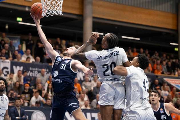 EasyCredit Basketball Bundesliga 2025 2026 Syntainics MBC vs MLP Academics Heidelberg Halle Saale, Germany November 22, 2025 In the picture from left Reaves Spencer Weissenfels , Michael Weathers Heidelberg and Eric Reed Jr Heidelberg Weissenfels Stadthalle Weissenfels Sachsen Anhalt Germany