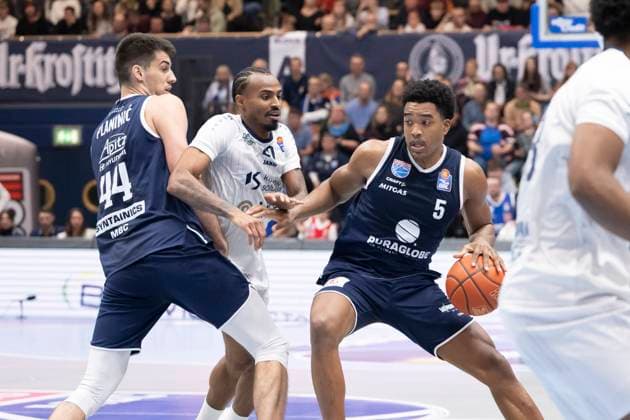 EasyCredit Basketball Bundesliga 2025 2026 Syntainics MBC vs MLP Academics Heidelberg Halle Saale, Germany November 22, 2025 In the picture from left Jure Planinic Weissenfels , Michael Weathers Heidelberg and Foster Marcus Weissenfels Weissenfels Stadthalle Weissenfels Sachsen Anhalt Germany