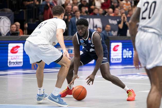 EasyCredit Basketball Bundesliga 2025 2026 Syntainics MBC vs MLP Academics Heidelberg Halle Saale, Germany November 22, 2025 In the picture from left Samuell Williamson Heidelberg and Thomas Khyri Weissenfels Weissenfels Stadthalle Weissenfels Sachsen Anhalt Germany