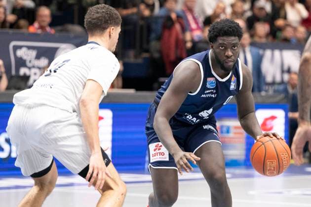 EasyCredit Basketball Bundesliga 2025 2026 Syntainics MBC vs MLP Academics Heidelberg Halle Saale, Germany November 22, 2025 In the picture from left Samuell Williamson Heidelberg and Thomas Khyri Weissenfels Weissenfels Stadthalle Weissenfels Sachsen Anhalt Germany