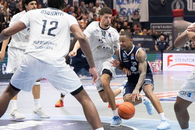 EasyCredit Basketball Bundesliga 2025 2026 Syntainics MBC vs MLP Academics Heidelberg Halle Saale, Germany November 22, 2025 In the picture k Samuell Williamson Heidelberg and Callison Charles Weissenfels Weissenfels Stadthalle Weissenfels Sachsen Anhalt Germany