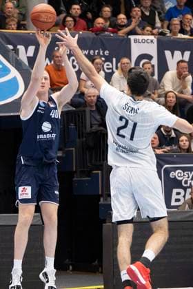 EasyCredit Basketball Bundesliga 2025 2026 Syntainics MBC vs MLP Academics Heidelberg Halle Saale, Germany November 22, 2025 In the picture from left Welp Collin Weissenfels and Mateo Seric Heidelberg Weissenfels Stadthalle Weissenfels Sachsen Anhalt Germany