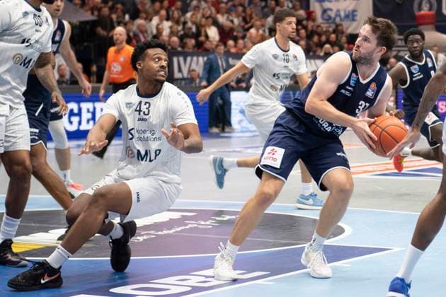 EasyCredit Basketball Bundesliga 2025 2026 Syntainics MBC vs MLP Academics Heidelberg Halle Saale, Germany November 22, 2025 In the picture from left Eric Reed Jr Heidelberg and Reaves Spencer Weissenfels Weissenfels Stadthalle Weissenfels Sachsen Anhalt Germany