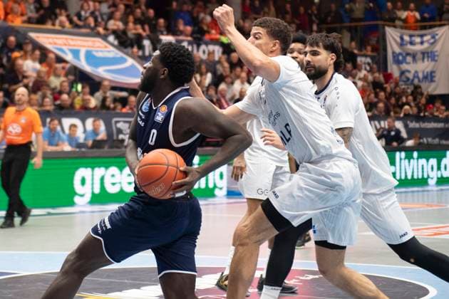 EasyCredit Basketball Bundesliga 2025 2026 Syntainics MBC vs MLP Academics Heidelberg Halle Saale, Germany November 22, 2025 In the picture from left Thomas Khyri Weissenfels and Samuell Williamson Heidelberg Weissenfels Stadthalle Weissenfels Saxony Anhalt Germany