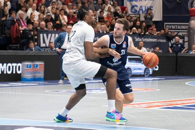 EasyCredit Basketball Bundesliga 2025 2026 Syntainics MBC vs MLP Academics Heidelberg Halle Saale, Germany November 22, 2025 In the picture from left in the duel Osun Osunniyi Heidelberg and Reaves Spencer Weissenfels Weissenfels Stadthalle Weissenfels Sachsen Anhalt Germany
