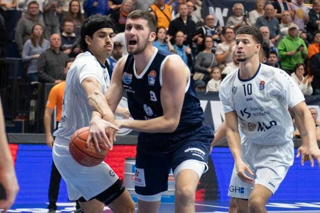 EasyCredit Basketball Bundesliga 2025 2026 Syntainics MBC vs MLP Academics Heidelberg Halle Saale, Germany November 22, 2025 In the picture from left Erol Ersek Heidelberg , Nikic Kresimir Weissenfels and Samuell Williamson Heidelberg Weissenfels Stadthalle Weissenfels Sachsen Anhalt Germany