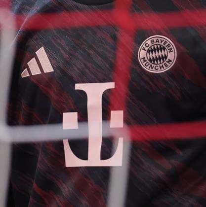 22 11 2025, 1 Bundesliga , FC Bayern vs SC Freiburg, Allianz Arena Muenchen, Soccer, Sport, im Bild Telekom T umgekehrt wegen die Netflix Serie Strange Things auf Manuel Neuer FC Bayern Muenchen Trikot