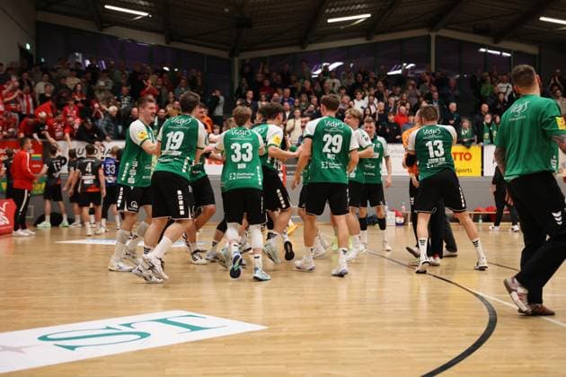 22 11 2025, Handball, Men, 3 Liga, Staffel Süd West, Season 2025 2026, HG Saarlouis TV Gelnhausen, The team HG Saarlouis celebrates the victory Saarlouis Stadtgartenhalle Saarland Germany DEU Copyright: xSebastianxBachx