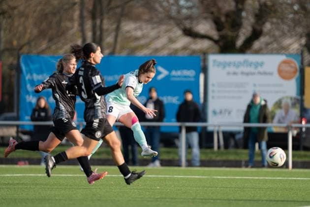 21 11 2025, Soccer, 2 Womens Bundesliga, 2025 2026, Matchday 11, SG 99 Andernach VfR Schwarz Weiss Warbeyen 1945 e V Maren Weingarz 8 Andernach with a shot on goal Isa Hoevers 2 Warbeyen and Ebla Gouriye 3 Warbeyen can only watch too