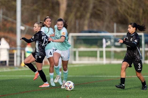 21 11 2025, Football, 2 Womens Bundesliga, 2025 2026, Matchday 11, SG 99 Andernach VfR Schwarz Weiss Warbeyen 1945 e V Malou Müller 27 Andernach wins the duel against Yael Mollink 25 Warbeyen and drives the ball forward