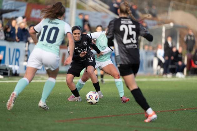 21 11 2025, Football, 2 Womens Bundesliga, 2025 2026, Matchday 11, SG 99 Andernach VfR Schwarz Weiss Warbeyen 1945 e V Senna El Massaoudi 14 Warbeyen is attacked by Paula Petri 9 Andernach