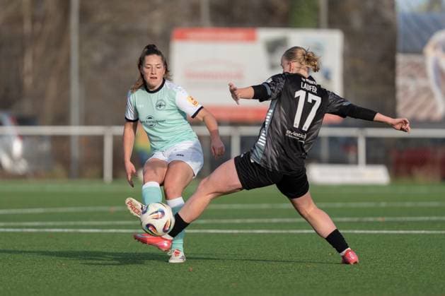 21 11 2025, Football, 2 Womens Bundesliga, 2025 2026, Matchday 11, SG 99 Andernach VfR Schwarz Weiss Warbeyen 1945 e V Leonie Krump 10 Andernach passes the ball through the midfield Jule Laufer 17 Warbeyen arrives a tick too late