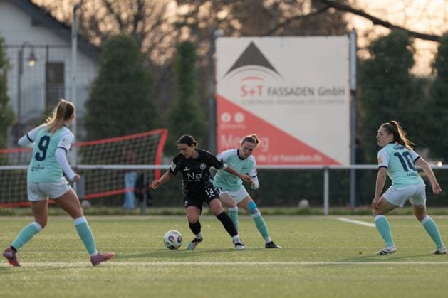 21 11 2025, Football, 2 Womens Bundesliga, 2025 2026, 11 Matchday, SG 99 Andernach VfR Schwarz Weiss Warbeyen 1945 e V Rahel Lang 13 Warbeyen and Vanessa Zilligen 15 Andernach in a duel