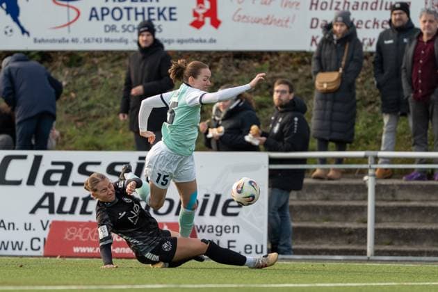 21 11 2025, Football, 2 Womens Bundesliga, 2025 2026, Matchday 11, SG 99 Andernach VfR Schwarz Weiss Warbeyen 1945 e V Giulia Bauer 4 Warbeyen stalks Vanessa Zilligen 15 Andernach around