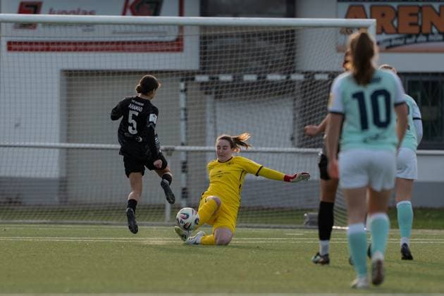 21 11 2025, Football, 2 Womens Bundesliga, 2025 2026, Matchday 11, SG 99 Andernach VfR Schwarz Weiss Warbeyen 1945 e V Lisa Krupp 25 Andernach is on hand to block the shot from Narjiss Ahamad 5 Warbeyen