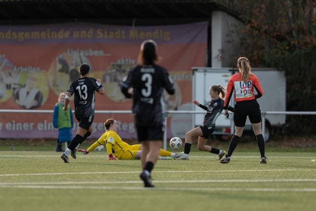 21 11 2025, Football, 2 Womens Bundesliga, 2025 2026, 11 Matchday, SG 99 Andernach VfR Schwarz Weiss Warbeyen 1945 e V Lisa Krupp 25 Andernach on the spot again Referee Sarah Willms promotes Euro 2029 with her jersey WE29 Together WE Rise