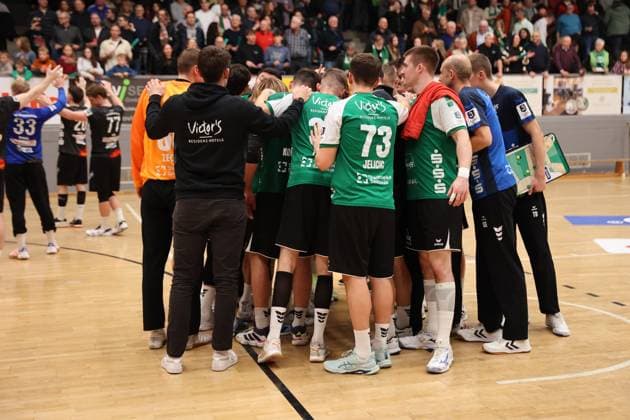 22 11 2025, Handball, Men, 3 Liga, Staffel Süd West, Season 2025 2026, HG Saarlouis TV Gelnhausen, The team HG Saarlouis celebrates the victory Saarlouis Stadtgartenhalle Saarland Germany DEU Copyright: xSebastianxBachx