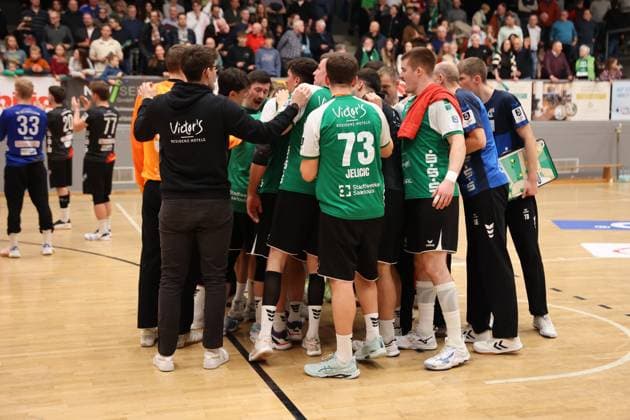 22 11 2025, Handball, Men, 3 Liga, Staffel Süd West, Season 2025 2026, HG Saarlouis TV Gelnhausen, The team HG Saarlouis celebrates the victory Saarlouis Stadtgartenhalle Saarland Germany DEU Copyright: xSebastianxBachx