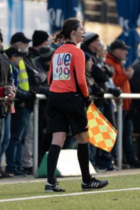 21 11 2025, Football, 2 Women s Bundesliga, 2025 2026, 11 Matchday, SG 99 Andernach VfR Schwarz Weiss Warbeyen 1945 e V Lineswoman Sonja Reßler presents the motto of the German bid WE29 Together WE Rise for the UEFA Women s EURO 2029 on her jersey