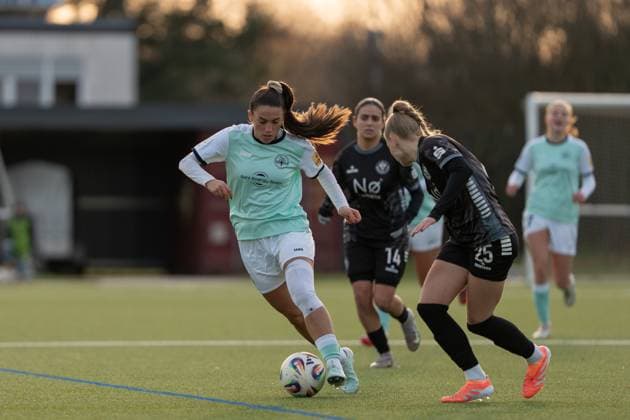 21 11 2025, Football, 2 Womens Bundesliga, 2025 2026, Matchday 11, SG 99 Andernach VfR Schwarz Weiss Warbeyen 1945 e V Besarta Hisenaj 4 Andernach tries to play around defender Yael Mollink 25 Warbeyen