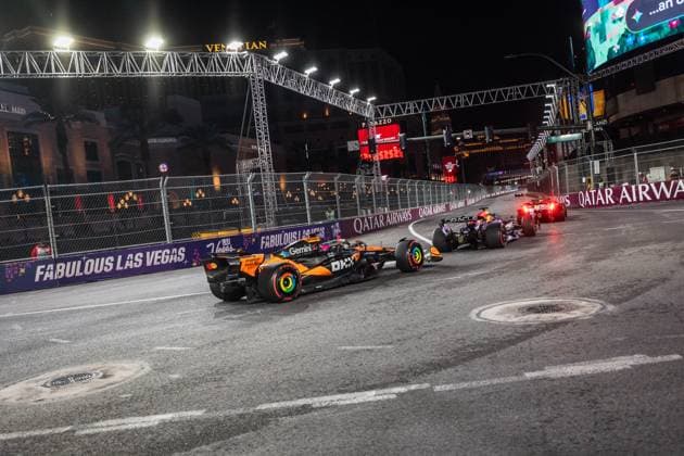 Formula 1 Heineken Las Vegas Grand Prix 2025 Thomas Cerato OVERTAKE MAXPPP - Las Vegas 22 11 2025 81 PIASTRI Oscar (aus), McLaren F1 Team, action & 01 VERSTAPPEN Max (nld), Oracle Red Bull Racing, action & 05 BORTOLETO Gabriel (bra), Stake F1 Team KICK Sauber, action & 30 LAWSON Liam (nld), Visa Cash APP Racing Bulls, action at the Formula 1 Heineken Las Vegas Grand Prix 2025, the 22nd round of the 2025 FIA Formula 1 World Championship, WM, Weltmeisterschaft held on the Las Vegas Strip Circuit in Las Vegas, Nevada, United States, from 19 to 22 November 2025. Las Vegas Las Vegas Strip Circuit United States Copyright: xOVERTAKE MAXPPPxThomasxCeratox OVT202511225121 OVT202511225121