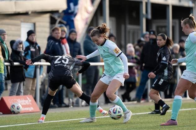 21 11 2025, Football, 2 Womens Bundesliga, 2025 2026, Matchday 11, SG 99 Andernach VfR Schwarz Weiss Warbeyen 1945 e V Yael Mollink 25 Warbeyen and Malou Müller 27 Andernach in a duel