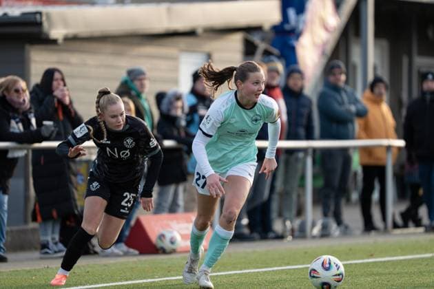 21 11 2025, Football, 2 Womens Bundesliga, 2025 2026, Matchday 11, SG 99 Andernach VfR Schwarz Weiss Warbeyen 1945 e V Malou Müller 27 Andernach wins the duel against Yael Mollink 25 Warbeyen and looks where she can play the ball