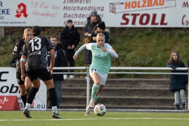 21 11 2025, Football, 2 Womens Bundesliga, 2025 2026, Matchday 11, SG 99 Andernach VfR Schwarz Weiss Warbeyen 1945 e V Isabel Pfeiffer 21 Andernach runs in with the ball into the 16-meter area