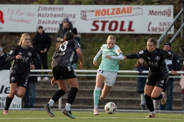 21 11 2025, Football, 2 Womens Bundesliga, 2025 2026, 11 Matchday, SG 99 Andernach VfR Schwarz Weiss Warbeyen 1945 e V Isabel Pfeiffer 21 Andernach is held by Giulia Bauer 4 Warbeyen