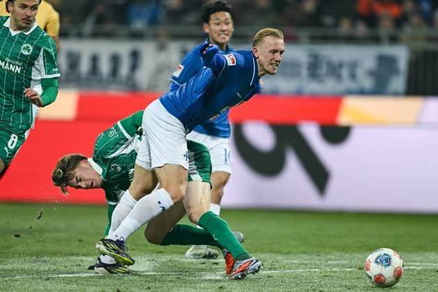 Isac Lidberg SV Darmstadt 1898, 07 in duel with Luca Itter SpVgg Greuther Fürth, 27 , GER, SV Darmstadt 98 vs SpVgg Greuther Fürth, Soccer, 2 Bundesliga, Matchday 13, Season 2025 2026, 22 11 2025 DFL REGULATES PROHIBIT ANY USE OF PHOTOGRAPHS AS IMAGE SEQUENCES AND OR QUASI VIDEO GER, SV Darmstadt 98 vs SpVgg Greuther Fürth, Football, 2 Bundesliga, Matchday 13, Season 2025 2026, 22 11 2025 Darmstadt Copyright: xEibner-Pressefoto FlorianxWiegandx EP_FWD