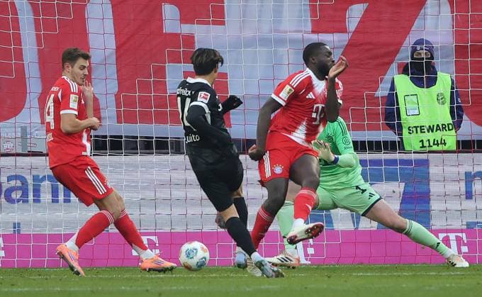 22 11 2025, 1 Bundesliga , FC Bayern vs SC Freiburg, Allianz Arena Muenchen, Soccer, Sports, in picture 0 1 beaten by Yuito Suzuki SC Freiburg , Josip Stanisic FC Bayern Muenchen , Manuel Neuer FC Bayern Muenchen and Dayot Upamecano FC Bayern Muenchen