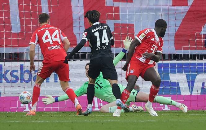 22 11 2025, 1 Bundesliga , FC Bayern vs SC Freiburg, Allianz Arena Muenchen, Soccer, Sports, in picture 0 1 beaten by Yuito Suzuki SC Freiburg , Josip Stanisic FC Bayern Muenchen , Manuel Neuer FC Bayern Muenchen and Dayot Upamecano FC Bayern Muenchen