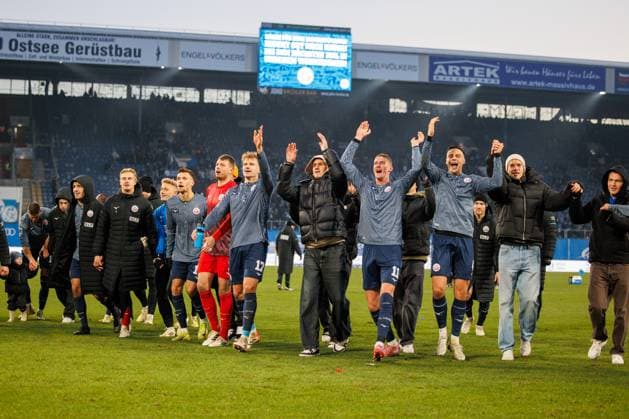Victory celebration from l Goalkeeper Max Hagemoser Rostock , Cedric Harenbrock Rostock , Paul Stock Rostock , Goalkeeper Benjamin Uphoff Rostock , Florian Carstens Rostock , Lukas Wallner Rostock , Emil Frost Holten Rostock , Kenan Fatkic Rostock , Felix Ruschke Rostock and David Hummel Rostock GER, FC Hansa Rostock vs 1 FC Schweinfurth 05, Soccer, Men, 3 Liga, Matchday 15, Season 2025 2026, 22 11 2025 Rostock Ostseestadion Mecklenburg Vorpommern Germany