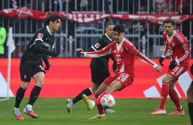 22 11 2025, 1 Bundesliga , FC Bayern vs SC Freiburg, Allianz Arena Muenchen, Soccer, Sports, in picture Yuito Suzuki SC Freiburg vs Aleksandar Pavlovic FC Bayern Muenchen , Leon Goretzka FC Bayern Muenchen