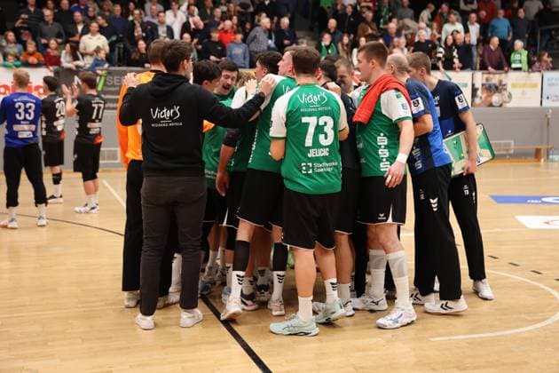 22 11 2025, Handball, Men, 3 Liga, Staffel Süd West, Season 2025 2026, HG Saarlouis TV Gelnhausen, The team HG Saarlouis celebrates the victory Saarlouis Stadtgartenhalle Saarland Germany DEU Copyright: xSebastianxBachx
