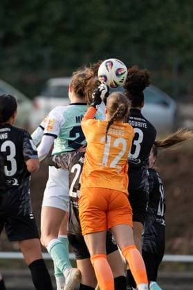 21 11 2025, Football, 2 Womens Bundesliga, 2025 2026, Matchday 11, SG 99 Andernach VfR Schwarz Weiss Warbeyen 1945 e V Malou Müller 27 Andernach catches the ball with her head after a corner and nets to make it 2-0 Lea Egbers 12 Warbeyen couldnt do much more either