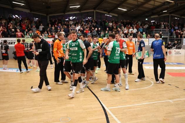 22 11 2025, Handball, Men, 3 Liga, Staffel Süd West, Season 2025 2026, HG Saarlouis TV Gelnhausen, The team HG Saarlouis celebrates the victory Saarlouis Stadtgartenhalle Saarland Germany DEU Copyright: xSebastianxBachx