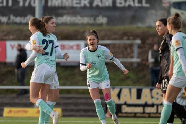21 11 2025, Football, 2 Womens Bundesliga, 2025 2026, Matchday 11, SG 99 Andernach VfR Schwarz Weiss Warbeyen 1945 e V Maren Weingarz 8 Andernach and Magdalena Schumacher 23 Andernach are delighted after Malou Müller 27 Andernach scores 2 0