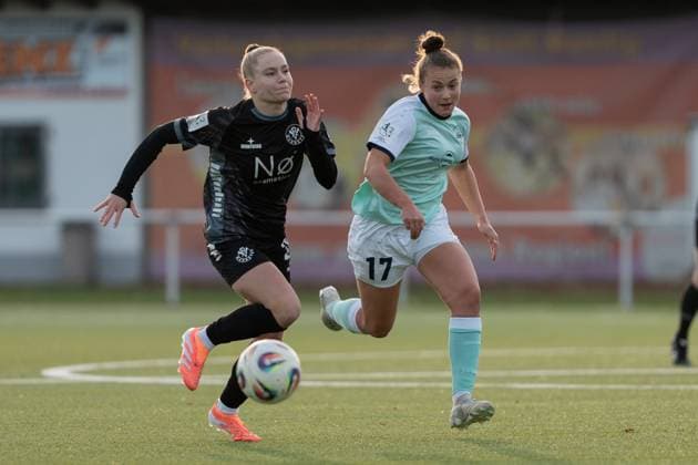 21 11 2025, Football, 2 Womens Bundesliga, 2025 2026, Matchday 11, SG 99 Andernach VfR Schwarz Weiss Warbeyen 1945 e V Yael Mollink 25 Warbeyen and Leonie Wäschenbach 17 Andernach in a running duel