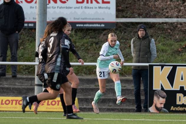 21 11 2025, Football, 2 Womens Bundesliga, 2025 2026, Matchday 11, SG 99 Andernach VfR Schwarz Weiss Warbeyen 1945 e V Isabel Pfeiffer 21 Andernach crosses the ball into the penalty area