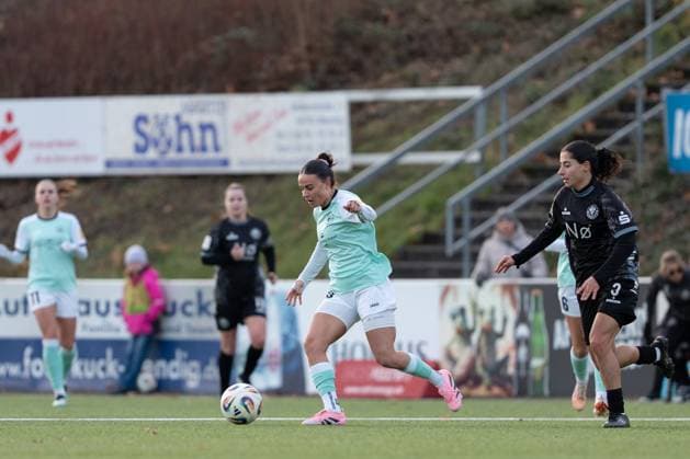 21 11 2025, Football, 2 Womens Bundesliga, 2025 2026, Matchday 11, SG 99 Andernach VfR Schwarz Weiss Warbeyen 1945 e V Rinesa Alija 20 Andernach wins the ball in midfield