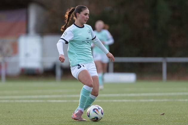 21 11 2025, Football, 2 Womens Bundesliga, 2025 2026, Matchday 11, SG 99 Andernach VfR Schwarz Weiss Warbeyen 1945 e V Muriel Bey 31 Andernach passes the ball
