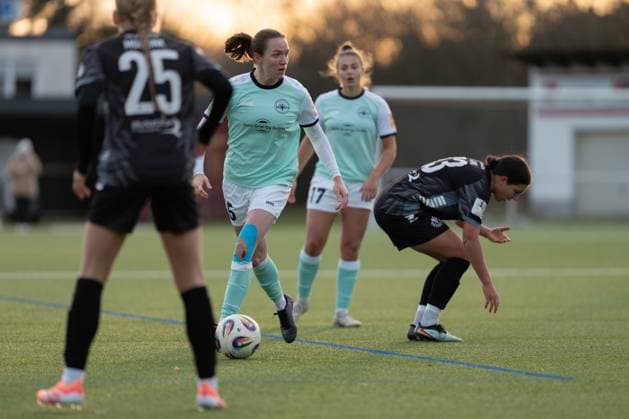 21 11 2025, Football, 2 Womens Bundesliga, 2025 2026, 11 Matchday, SG 99 Andernach VfR Schwarz Weiss Warbeyen 1945 e V Vanessa Zilligen 15 Andernach with the ball at her feet
