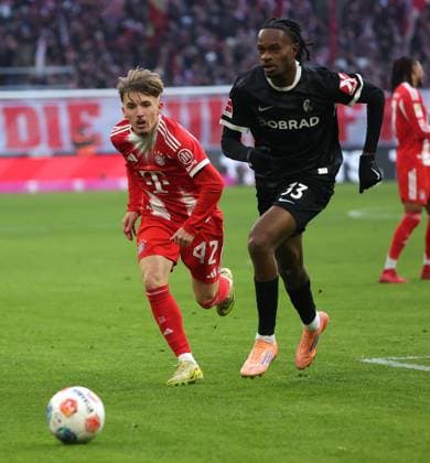 22 11 2025, 1 Bundesliga , FC Bayern vs SC Freiburg, Allianz Arena Muenchen, Soccer, Sports, in the picture Lennart Karl FC Bayern Muenchen vs Jordy Makengo SC Freiburg